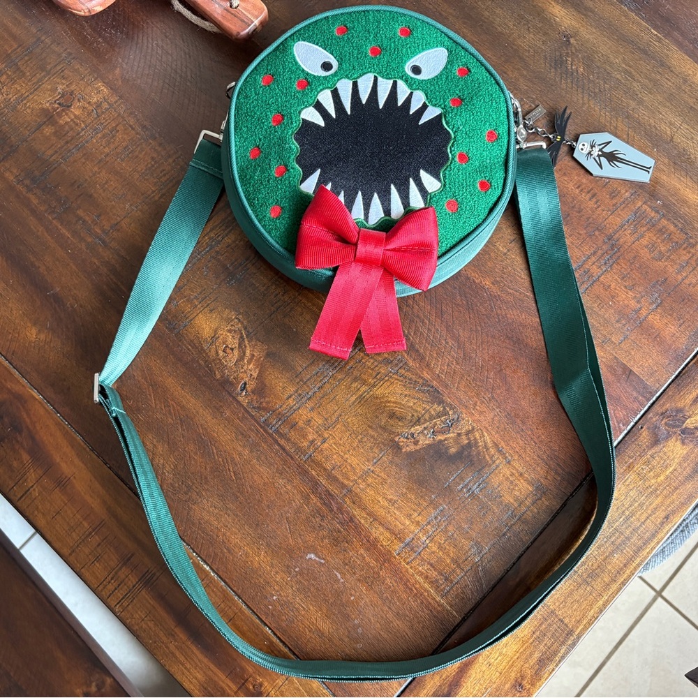 . ݁₊ ⊹ 𝙉𝙞𝙜𝙝𝙩𝙢𝙖𝙧𝙚 𝙗𝙚𝙛𝙤𝙧𝙚 𝘾𝙝𝙧𝙞𝙨𝙩𝙢𝙖𝙨 Monster wreath Harveys bag ⊹ ݁˖ . ݁